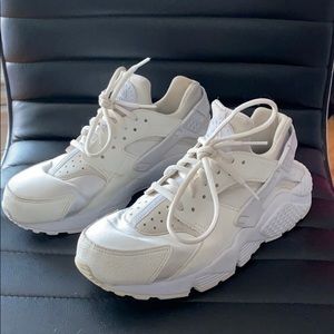 White Nike Huaraches